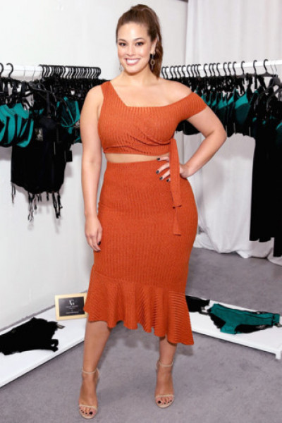 Bộ váy rời màu cam nổi bật đã giúp Ashley khoe được tối đa đường cong nóng bỏng của một người mẫu Hollywood.