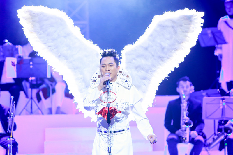 Trong đêm nhạc In the Spotlight - Imagine diễn ra tại Cung Văn hóa Hữu nghị Hà Nội tối 24/12, ca sĩ Tùng Dương khiến khán giả ngạc nhiên thích thú khi xuất hiện trong trang phục độc đáo: Đôi cánh trắng muốt của thiên thần.