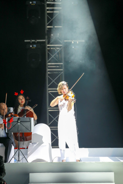 Đặc biệt, phần trình diễn bản Polonaise của nghệ sĩ violin Mỹ Hương khiến khán giả như được ru ngủ trong không gian của âm nhạc, của Giáng sinh.


