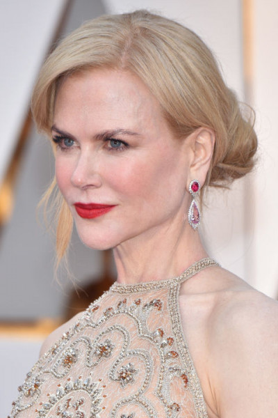 Người đẹp Úc Nicole Kidman mang vẻ đẹp cổ điển khó phai với thiết kế hoa tai giọt lệ của hãng Harry Winston.