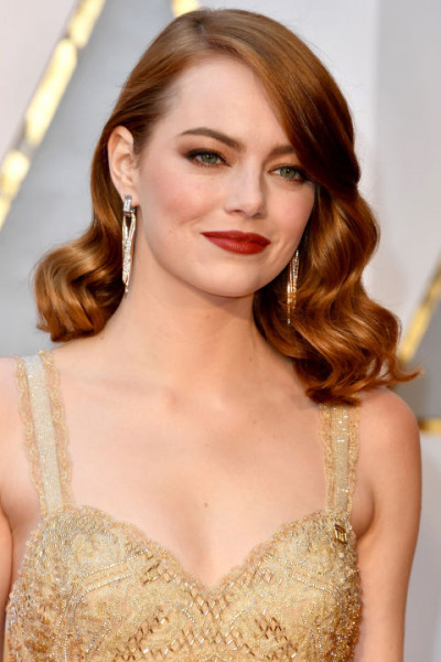 Emma Stone đốn tim các fan với vẻ đẹp cổ điển được điểm tô bằng đôi bông tai lạ mắt đến từ hãng Tiffany & Co.