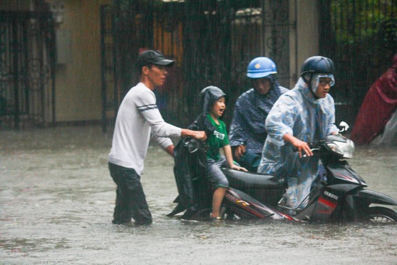 Nước bắt đầu ngập sâu từ lúc 15g chiều, nhiều tuyến đường TP Huế bị ách tắc giao thông do ngập nước, xe cộ bị chết máy. 
