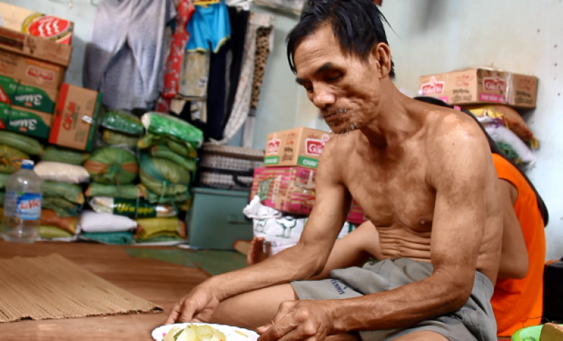 Dù tuổi đã cao, đôi mắt lại không thấy đường nhưng ngày nào ông Huỳnh Long cùng một cụ già khác phải đi bộ gần chục cây số để giúp đỡ nhau bán vé số. Ông cho biết: 