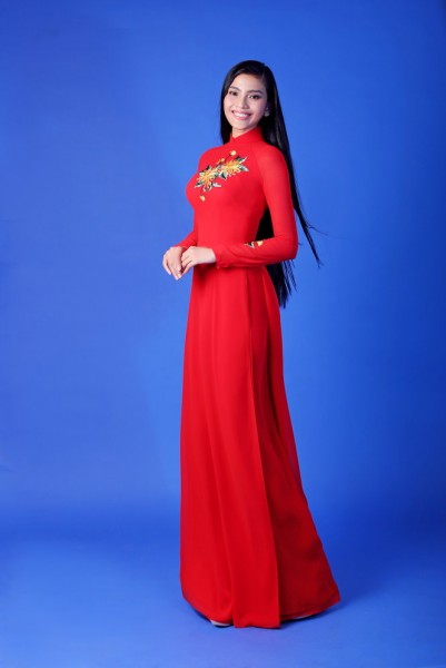 Á hậu PNVN Qua ảnh 2006 Trương Thị May trong áo dài hoa Cúc - tháng 10