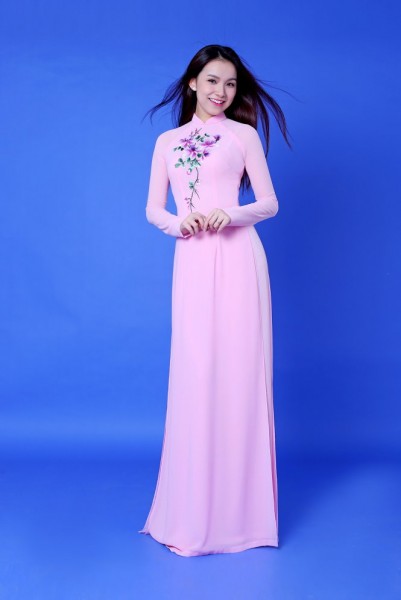 Hoa hậu Hoàn vũ Việt Nam 2008 Thùy Lâm với áo dài hoa Ban - tháng 2