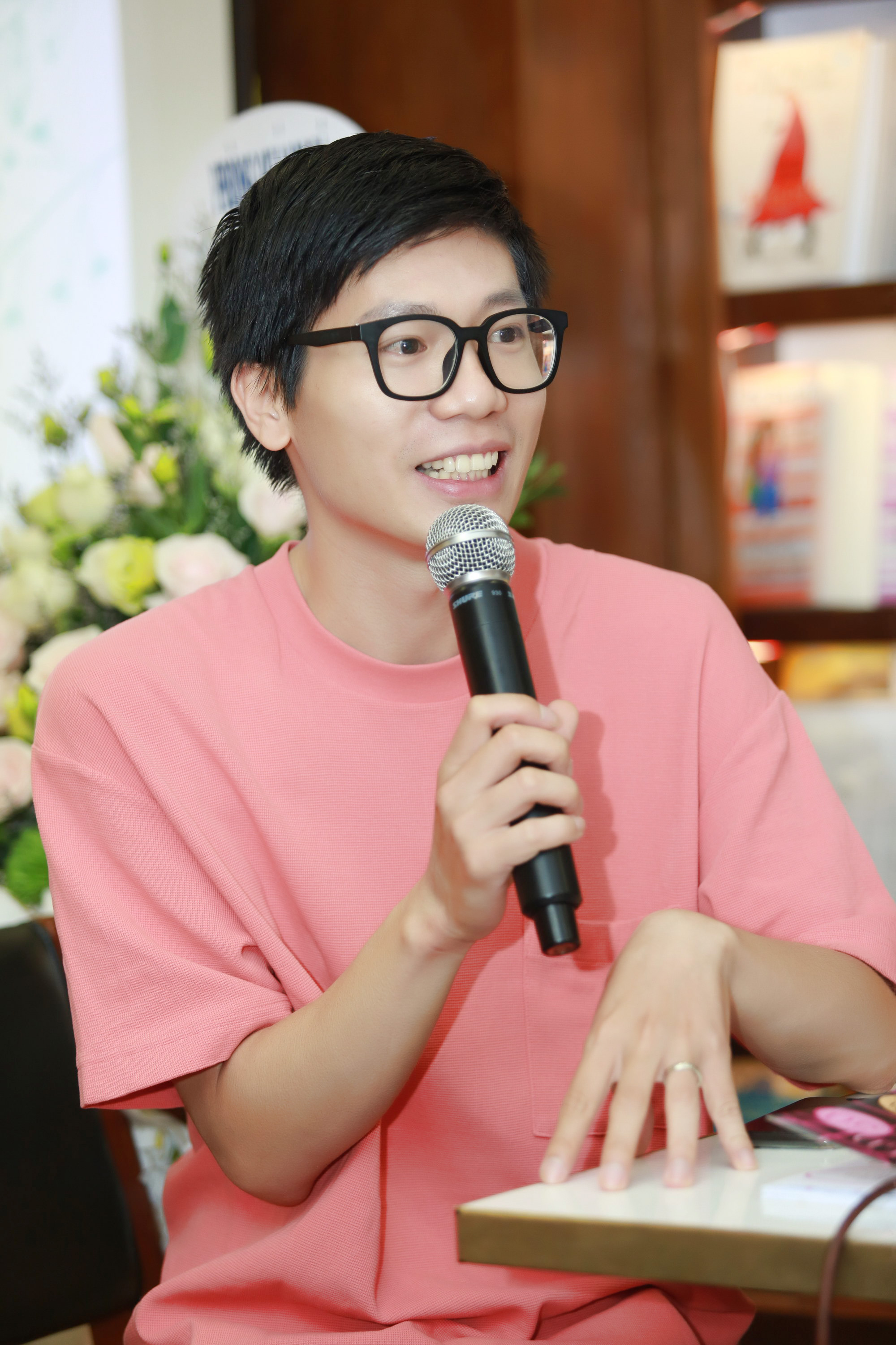 MC Ninh Quang Trường - người dẫn dắt chương trình “Lớp học Cầu Vồng” của VTV7 cũng tham gia trò chuyện trong buổi ra mắt sách.