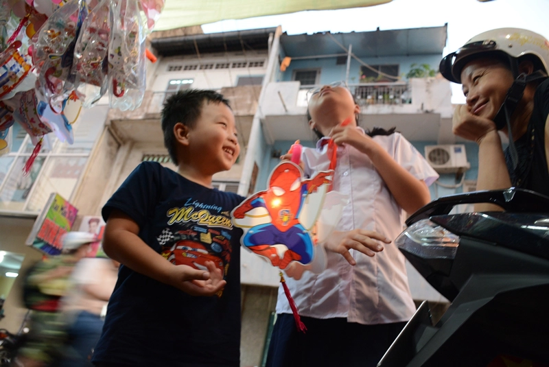 Bé Tuệ Minh, 4 tuổi (Q.7, TP.HCM) hạnh phúc được mẹ mua cho một chiếc lồng đèn hình siêu nhân với giá 20.000 đồng.