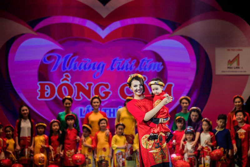 Tối 26/8, người mẫu Hồng Quế đã đưa con gái Cherry lên sân khấu trong chương trình nghệ thuật “Những trái tim đồng cảm” tại Hà Nội.