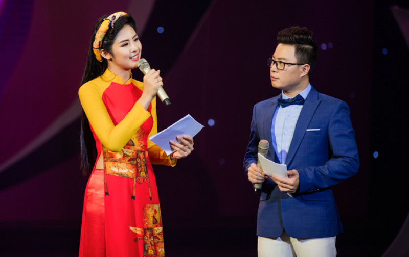 Cô cũng đảm nhận vai trò dẫn dắt chương trình cùng MC Trịnh Lê Anh.