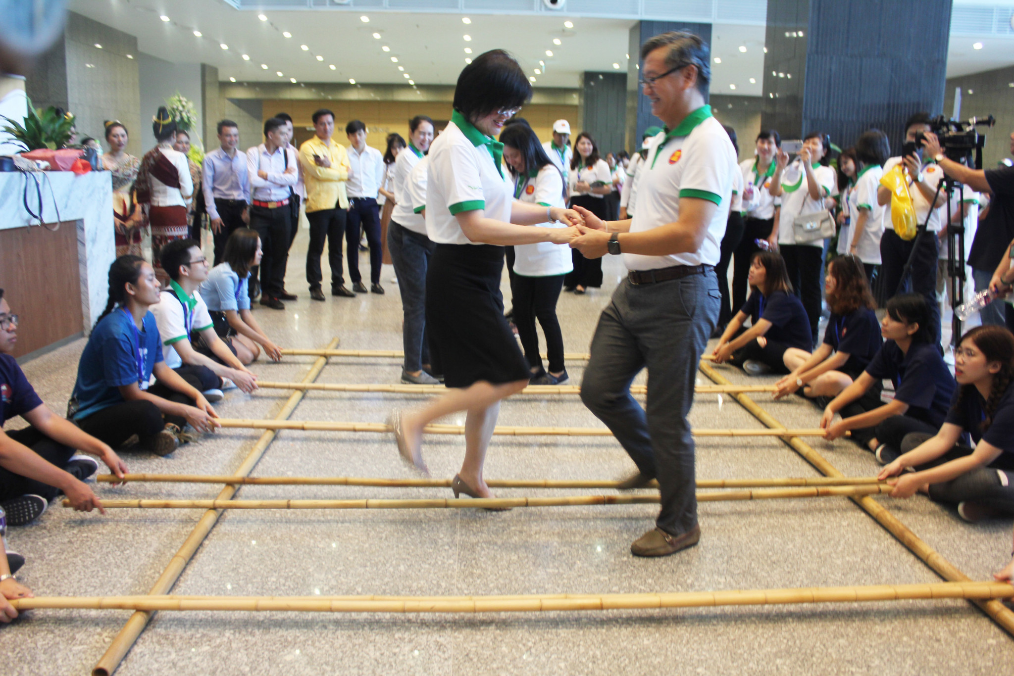 Màn nhảy sạp truyền thống của Việt Nam thu hút các nhà ngoại giao ASEAN