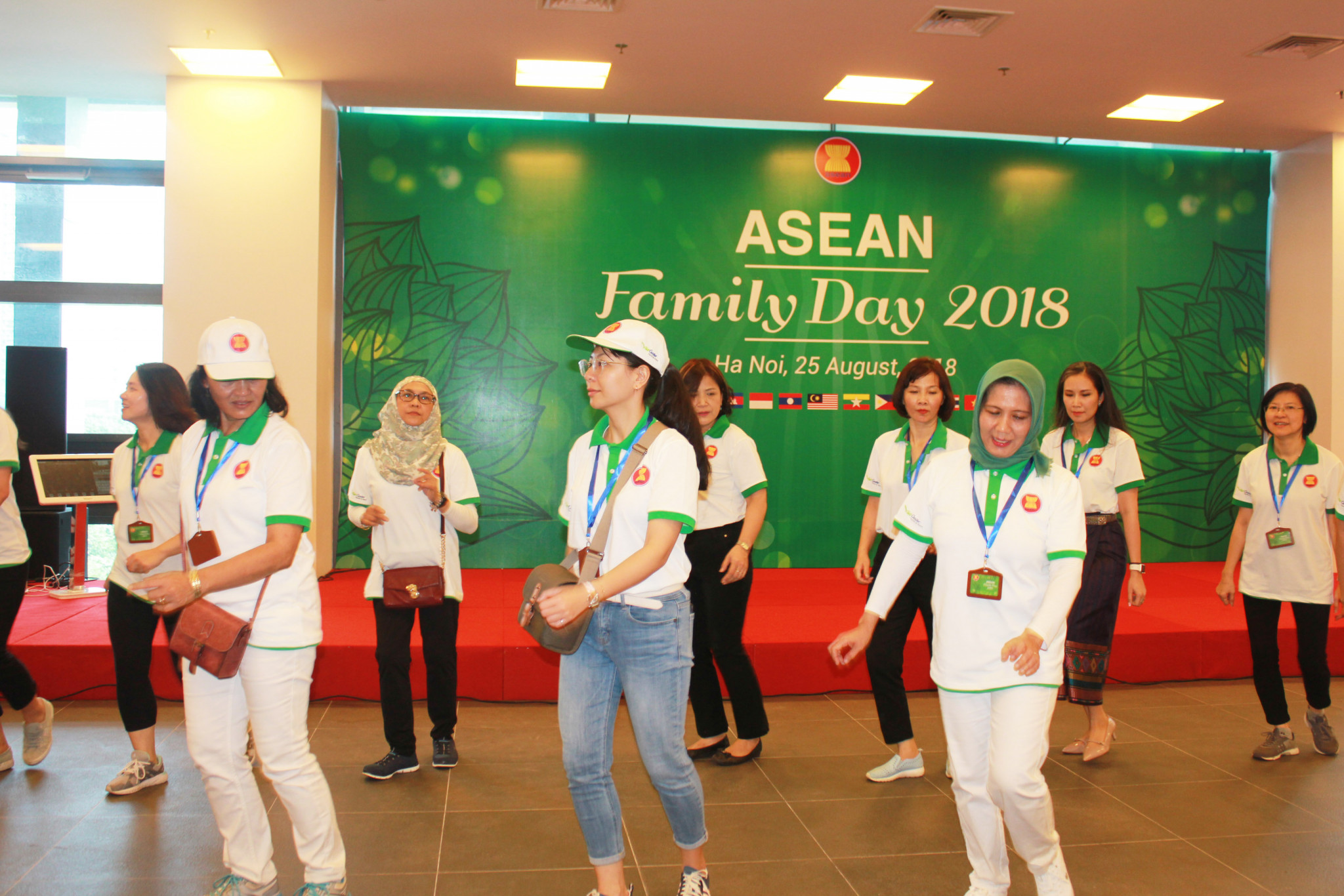 Đại sứ cũng bày tỏ tin tưởng và khuyến khích thế hệ trẻ ASEAN tích cực học tập, trau dồi, phát huy tinh thần đoàn kết, tự cường và sáng tạo để tiếp tục xây dựng Cộng đồng ASEAN phát triển vững mạnh trong tương lai.