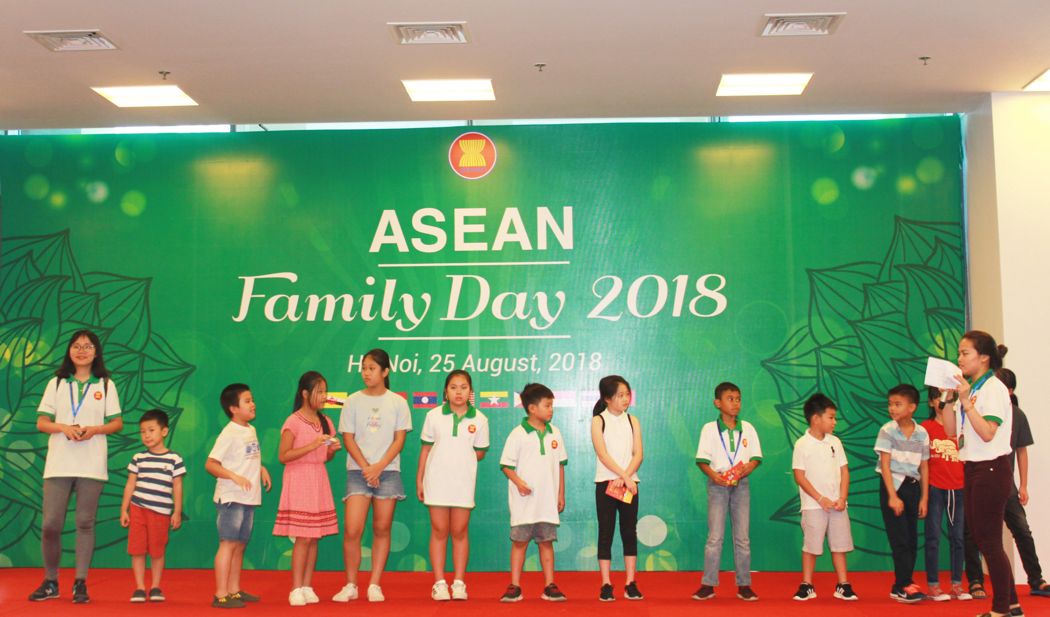 Màn thi hiểu biết kiến thức mang tên “Đại sứ ASEAN tương lai” được các bạn nhỏ hưởng ứng nhiệt liệt, thể hiện sự hiểu biết năng động cũng như mong ước của thế hệ trẻ ASEAN về một Cộng đồng ASEAN hoà bình, thịnh vượng, phát triển sáng tạo và bền vững. 