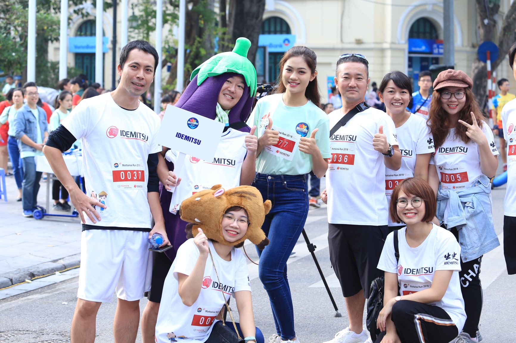 Hoa khôi Phụ nữ Việt Nam qua ảnh 2017 Vũ Hương Giang - Đại sứ Chương trình Mottainai 2018 cổ vũ cho các vận động viên trước giờ chạy.