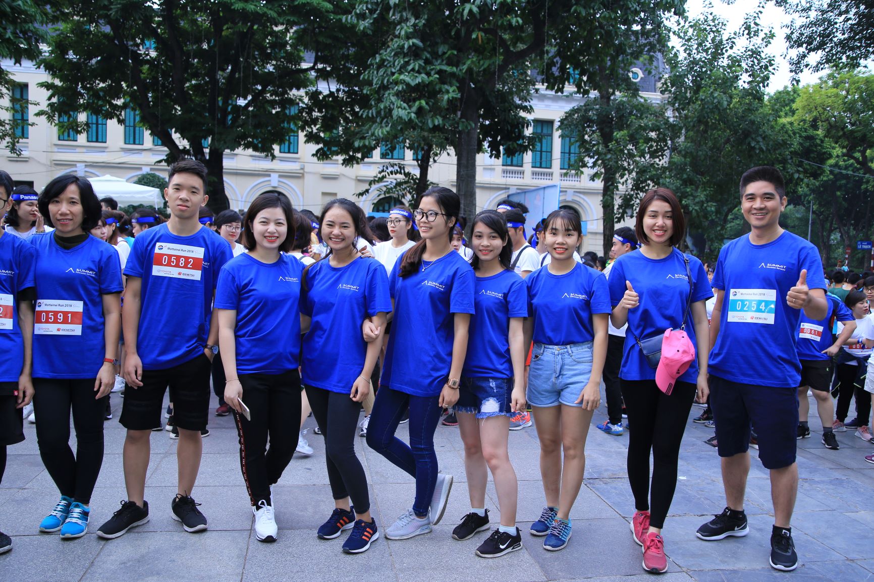 Một tập thể trong đồng phục tham gia 2 cuộc thi: Chạy 1 vòng và chạy 3 vòng quanh hồ Hoàn Kiếm.
