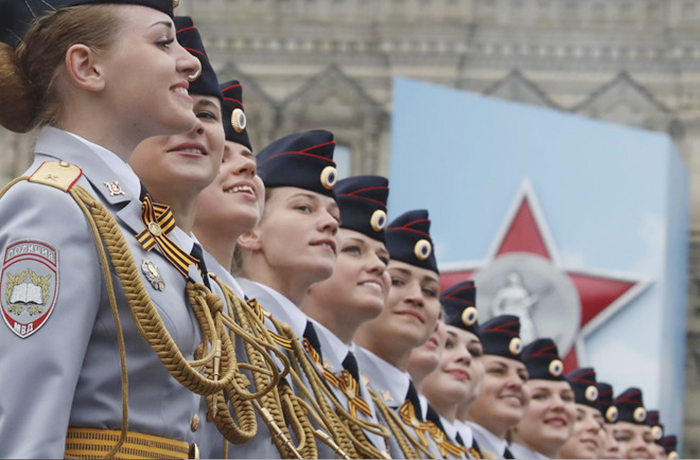 Lần đầu tiên sinh viên của trường Đại học Moscow thuộc Bộ Nội vụ tham gia diễu hành. 