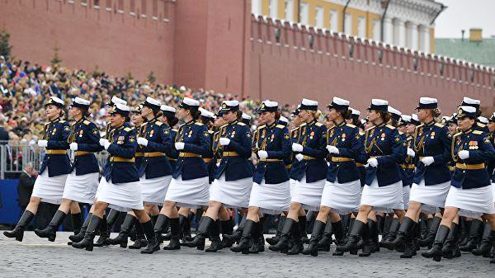 Khối đại diện cho nữ học viên và sĩ quan Nga đi qua lễ đài.