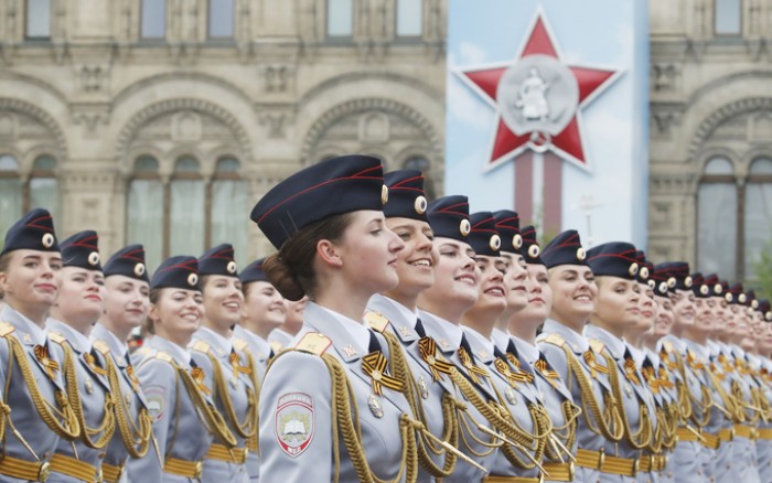 Những cô gái Nga trong đội hình duyệt binh với nụ cười thường trực trên môi, gây ấn tượng mạnh với mọi người.