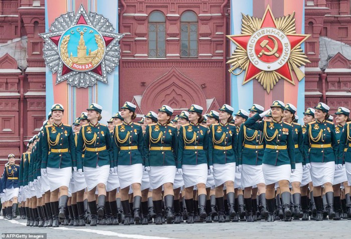 Đơn vị nữ của Học viện Phòng không - Vũ trụ trực thuộc quân đội Nga tại lễ diễu binh. 