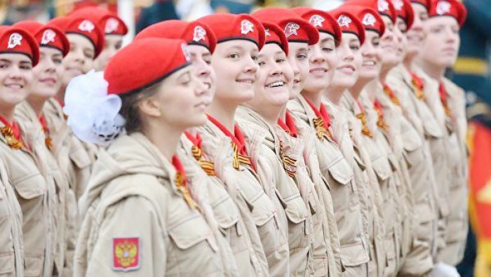Các nữ sinh Trường Trung cấp Hải quân Nakhimov của St. Petersburg tham gia lễ duyệt binh. 