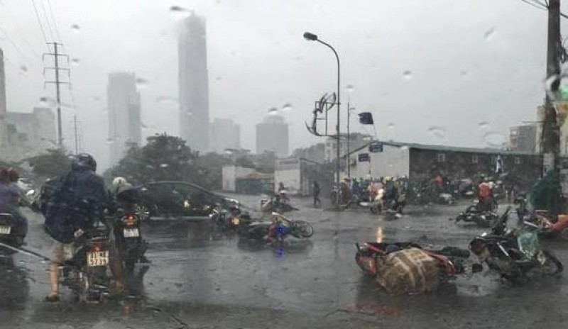 Gió mạnh quật ngã hàng loạt xe máy ở Hà Nội. Nhiều nơi các biển quảng cáo tả tơi bay trên đường. 