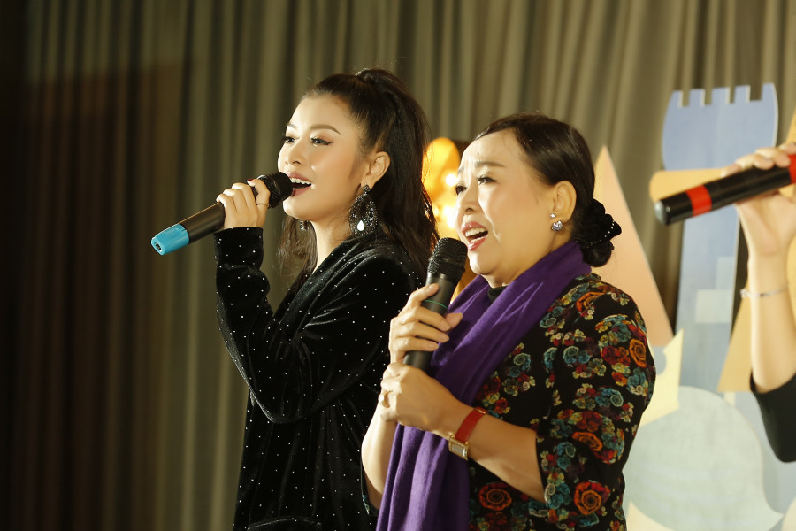 Thu Hằng cùng NSND Thu Hiền và chị gái mình là ca sĩ Bích Hồng đã cùng hòa giọng nhiều ca khúc như 