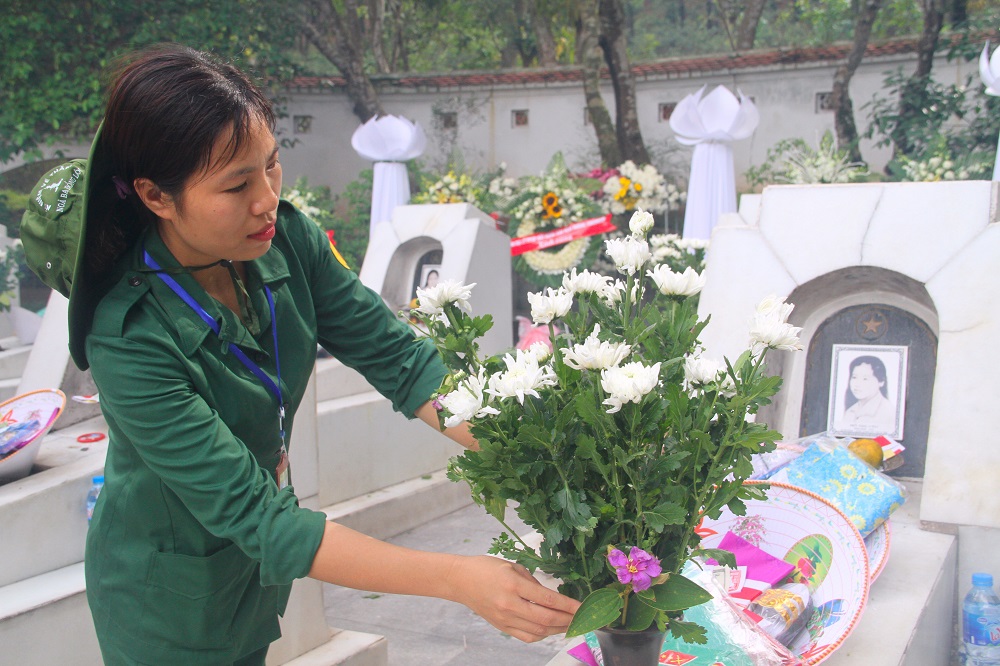 Chuyện Về Những Người 'Bầu Bạn' Với 10 Cô Gái Ở Ngã Ba Đồng Lộc » Báo Phụ  Nữ Việt Nam