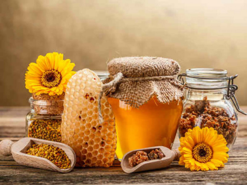 Các tính chất chữa bệnh của mật ong có thể có ích trong trường hợp có vết thương, vết xước và vết cắt. Mật ong có tính chống viêm và các chất chống vi khuẩn làm cho sản phẩm này trở thành một sản phẩm hỗ trợ cấp cứu được sử dụng đầu tiên.
