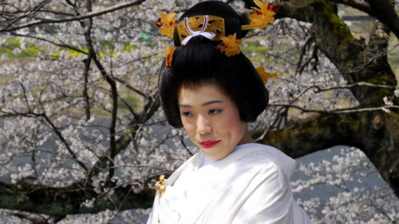 Nhật Bản: Trong đám cưới truyền thống ở Nhật Bản, cô dâu sẽ mặc kimono trắng và đôi khi phủ trắng từ đầu tới chân để tượng trưng cho sự thuần khiết. Tuy nhiên, ngày nay các cô dâu đã thay đổi phong cách từ kimono trắng sang kimono đỏ và sau đó là váy cưới kiểu phương Tây. 