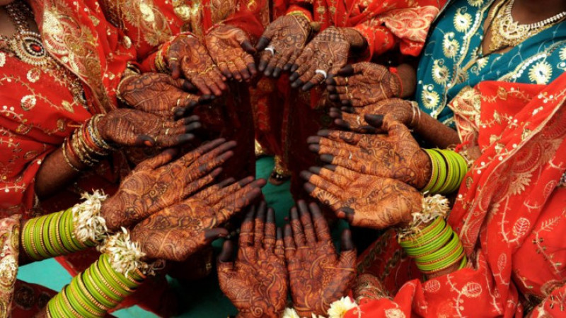 Ấn Độ: Đám cưới ở Ấn Độ rất khác nhau tùy vào từng vùng miền và tôn giáo. Hầu hết các đám cưới đều tuân theo các lễ nghi truyền thống. Một phần linh thiêng nhất trong đám cưới là lễ Mehendi khi mà cô dâu sẽ được vẽ henna lên tay và chân.
