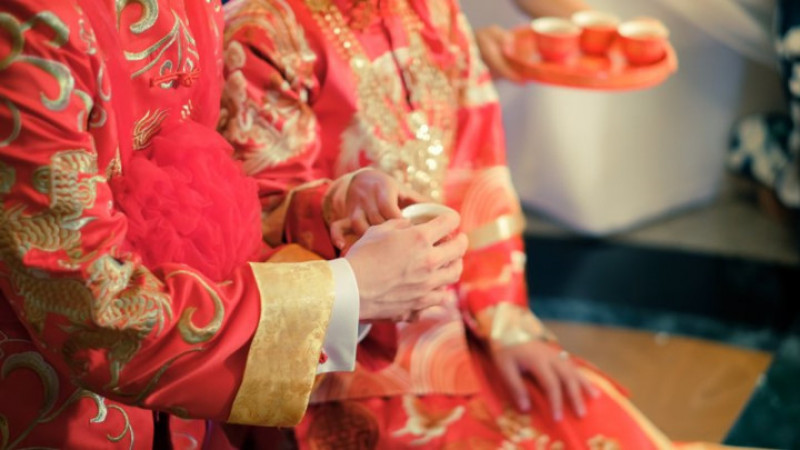 Trung Quốc: Ở Trung Quốc, trong đám cưới truyền thống cô dâu sẽ mặc đồ màu đỏ với các họa tiết hình rồng phượng bởi màu sắc này tượng trưng cho sự may mắn và tránh xa tà ma. Vào ngày cưới, để rước cô dâu về nhà mình, chú rể sẽ phải lì xì cho bạn bè của cô dâu.