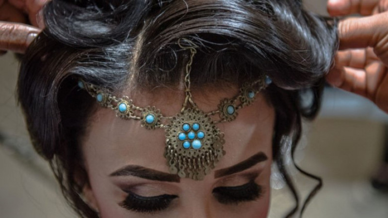 Afghanistan: Màu sắc phổ biến trong đám cưới ở Afghanistan là màu xanh, tượng trưng cho thiên đường và sự thịnh vượng. Các cô dâu sẽ được vẽ henna lên tay trước lễ cưới. Lễ cưới ở đây diễn ra trong 3 ngày theo cả nghi thức tôn giáo và tổ chức tiệc với sự tham gia của gia đình và bạn bè hai bên.