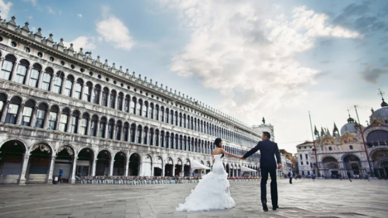 Italy: Hầu hết các cô dâu đều mặc váy trắng với mạng che mặt nhưng ở Tuscany, màu sắc truyền thống của váy cô dâu là màu đen. Trong lễ cưới, mọi người sẽ tung cánh hoa hồng hoặc hoa giấy về phía cô dâu và chú rể. Ngoài ra, các vị khách sẽ được tặng hạnh nhân bọc đường như một hương vị của lễ cưới.