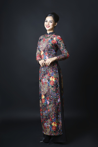Với thông điệp phụ nữ Việt Nam thời điểm nào cũng đẹp trong tà áo dài, Vân Anh mang đến hơi thở truyền thống hòa cùng nét đẹp đương đại. 