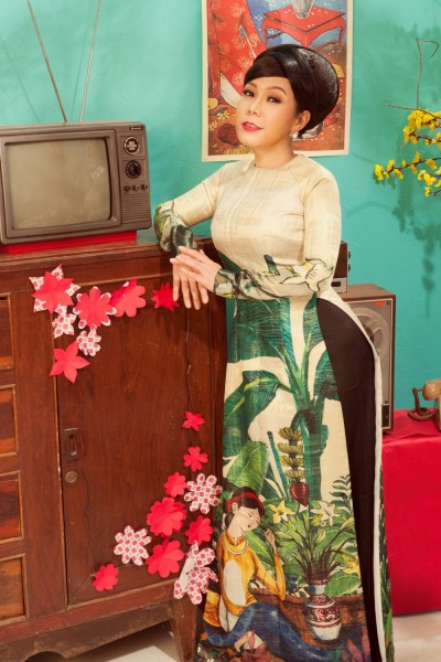 Việt Hương, Diễm My, Tết xưa: Trong những hình ảnh Tết xưa này, các bạn sẽ được ngắm nhìn Việt Hương, Diễm My tươi cười vui vẻ cùng những trang phục Tết đầy màu sắc và tinh tế. Đừng bỏ lỡ!