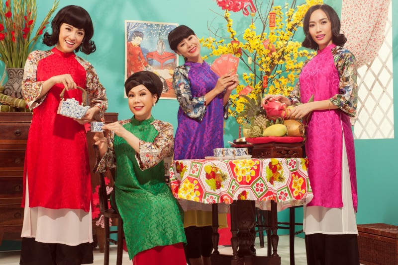 Dàn diễn viên nữ (từ trái qua): Pu Ka, Việt Hương, Nam Thư, Diệu Nhi đều khoác lên mình những thiết kế áo dài cách điệu đầy màu sắc. Kiểu tóc cổ điển, kết hợp cùng tông trang điểm kiều diễm biến họ trở thành quý cô thời xưa rực rỡ và đáng yêu

