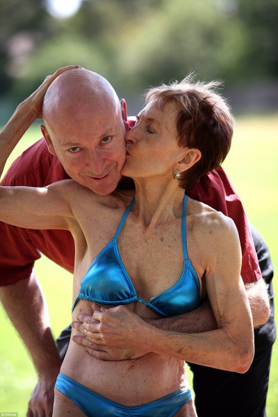 Bà Janice Lorraine từng là một nhà tâm lý học. Khi nghỉ hưu năm 55 tuổi, bà tìm đến thể dục thể thao như một mục đích mới cho cuộc sống của mình. Đặc biệt, bà Lorraine luôn được động viên, ủng hộ của người bạn trai David Kendall (51 tuổi).