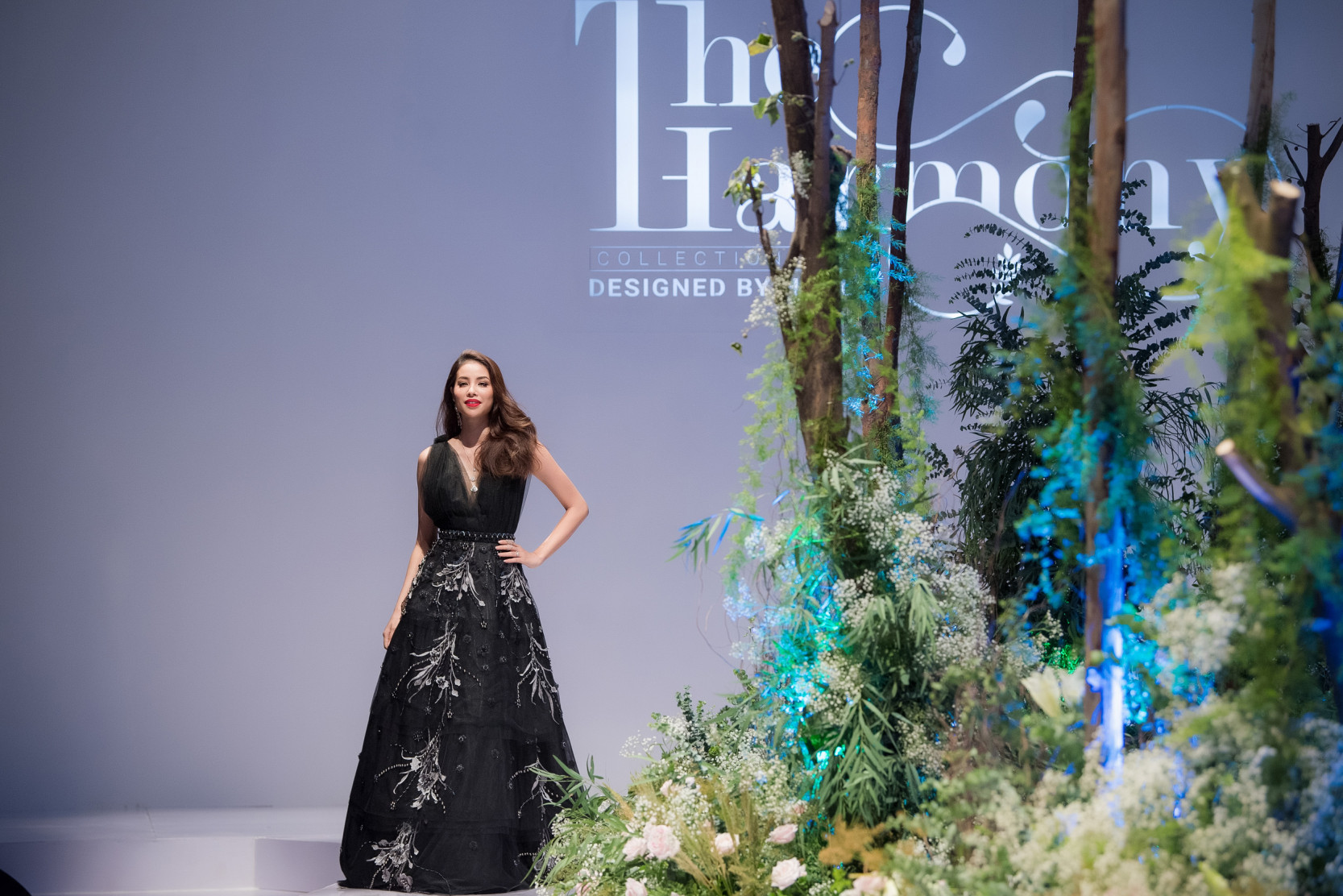 Ở phần này, Hoa hậu Phạm Hương đảm nhận vị trí vedette với bộ đầm màu đen huyền bí và được đính đá cầu kỳ. 