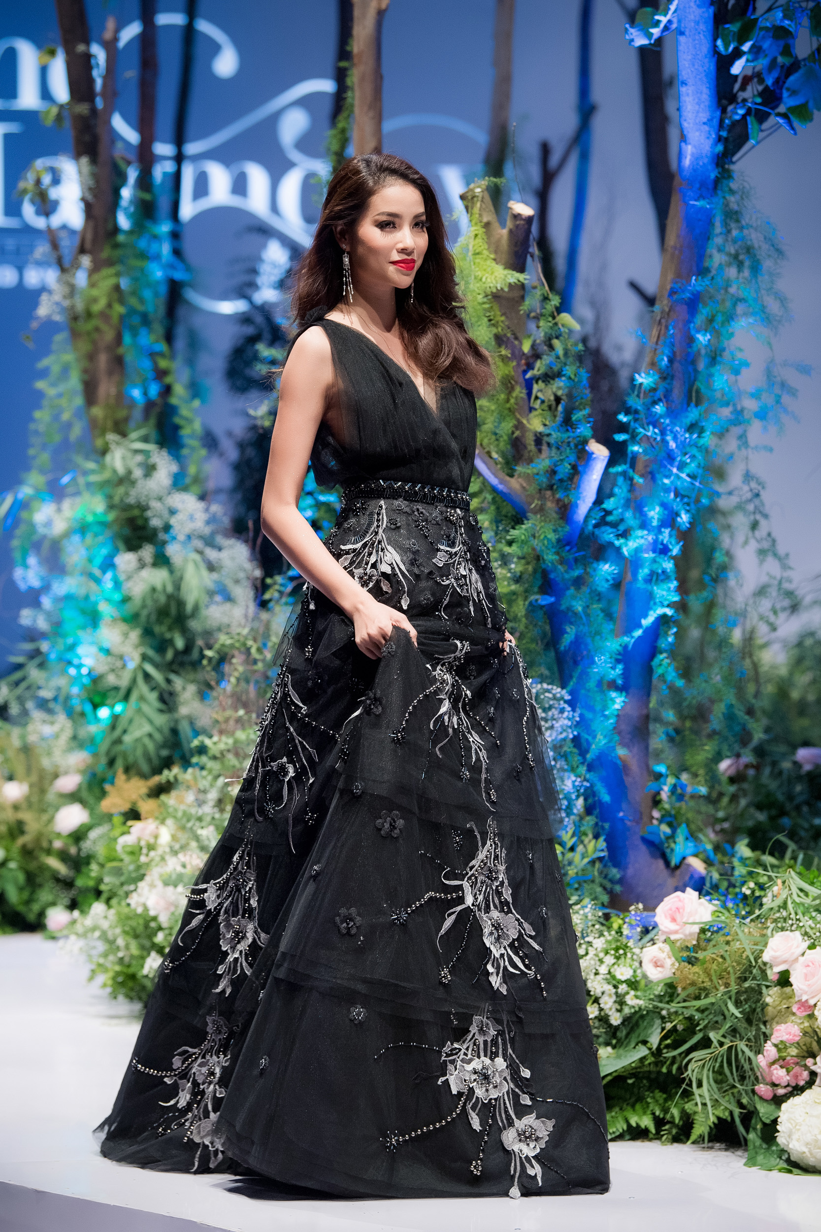 Hoa hậu Hoàn vũ Việt Nam 2015 thu hút mọi ánh nhìn với thần thái rạng rỡ