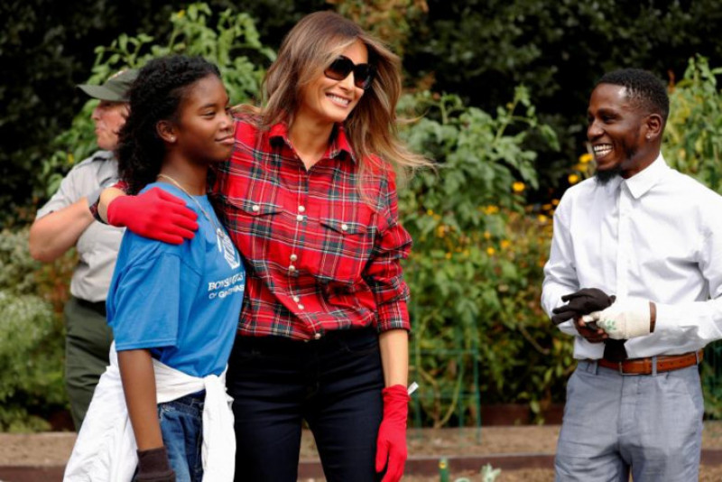 Bà Melania Trump cảm ơn các em nhỏ đã tới giúp bà thu hoạch rau củ. Bà tươi cười ôm và chụp ảnh cùng một bé gái.