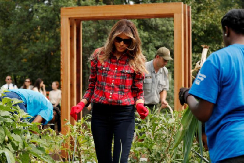 Trước khi rời khỏi Nhà Trắng vào cuối năm ngoái, cựu Đệ nhất phu nhân Michelle nói rằng bà hy vọng các gia đình tổng thống kế nhiệm sẽ tiếp tục duy trì hoạt động tại vườn rau Nhà Trắng. Bà Melania muốn tiếp tục công việc của bà Michelle Obama. 