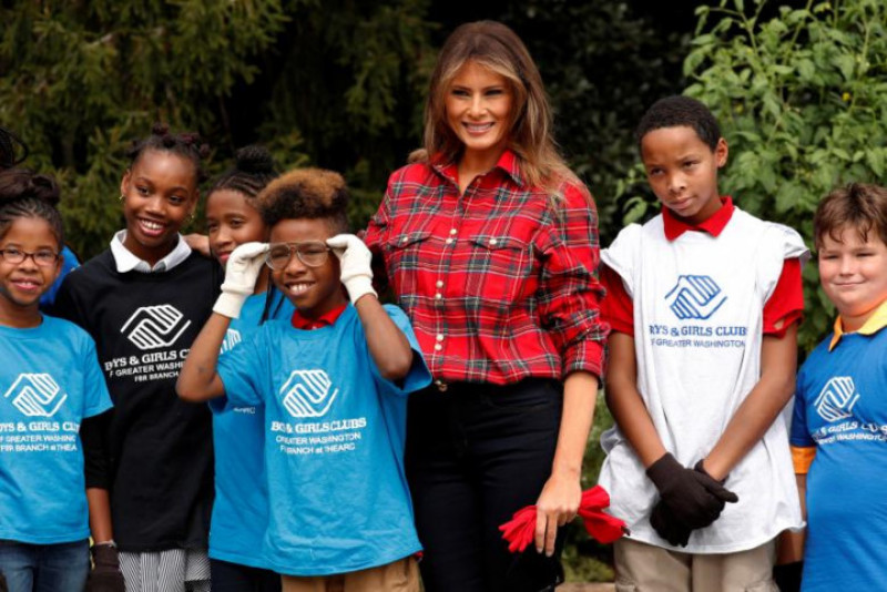 Melania Trump chụp ảnh lưu niệm với các em thiếu niên.