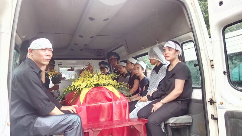 Gia đình liệt sĩ Nguyễn Văn Chính bên linh cữu của anh trong hành trình cuối cùng.
