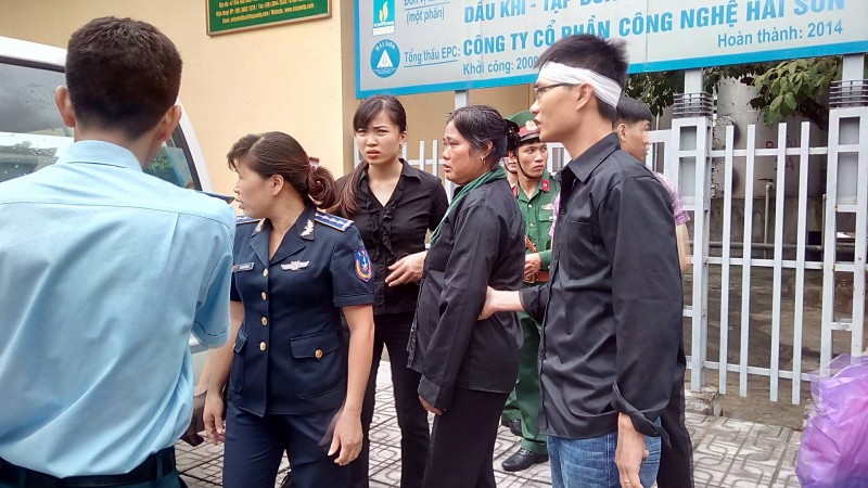 Mẹ liệt sĩ Nguyễn Văn Thái giữa buổi viếng được người thân đưa về nhà.