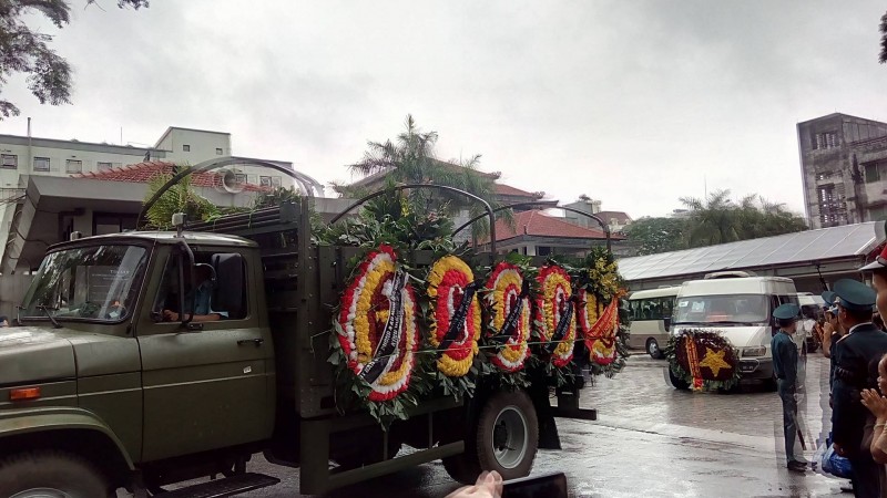 Đoàn xe tang của các liệt sĩ rời Nhà tang lễ Bộ Quốc phòng.