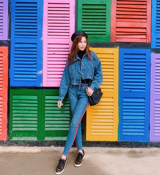 Quỳnh Thư kết hợp áo khoác denim và quần jeans cùng áo len cổ lọ, tô đậm vẻ bụi phủi, khỏe khoắn.