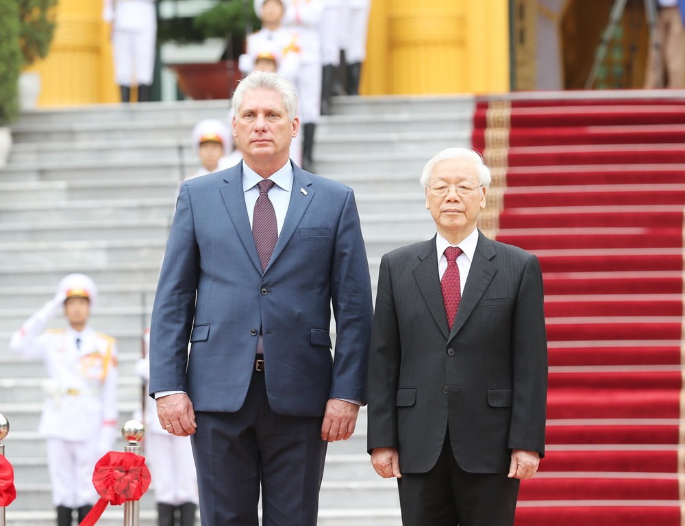 Tổng Bí thư, Chủ tịch nước Nguyễn Phú Trọng và Chủ tịch Cuba Miguel Mario Díaz-Canel Bermúdez trên bục danh dự nghe Quân nhạc cử Quốc thiều hai nước. (Ảnh: Trí Dũng/TTXVN)