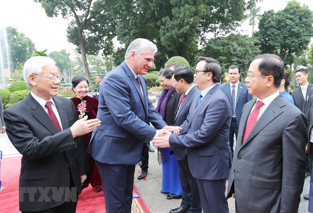 Tổng Bí thư, Chủ tịch nước Nguyễn Phú Trọng giới thiệu với Chủ tịch Cuba Miguel Mario-Diáz Canel Bermúdez thành phần đại biểu chính thức của Việt Nam tham dự lễ đón. (Ảnh: Trí Dũng/TTXVN)