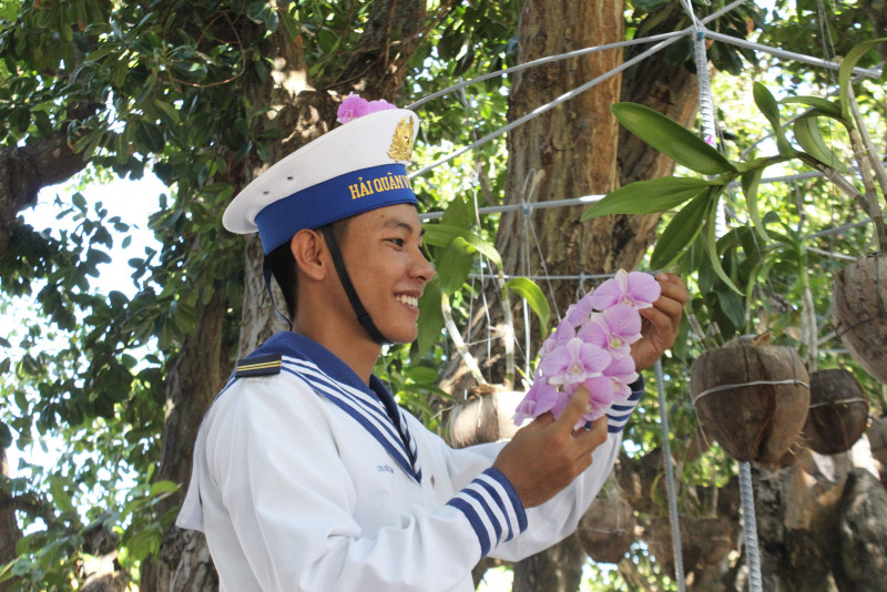 Chiến sĩ hải quân đảo Nam Yết bên nhành hoa lan.