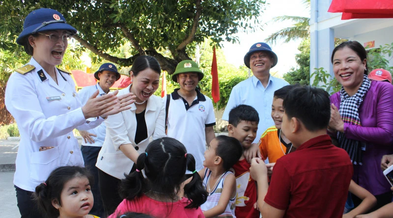 Chủ tịch Nguyễn Thị Thu Hà (thứ 2 từ trái sang) cùng các thành viên trong đoàn vui với những em nhỏ trên đảo Sinh Tồn.