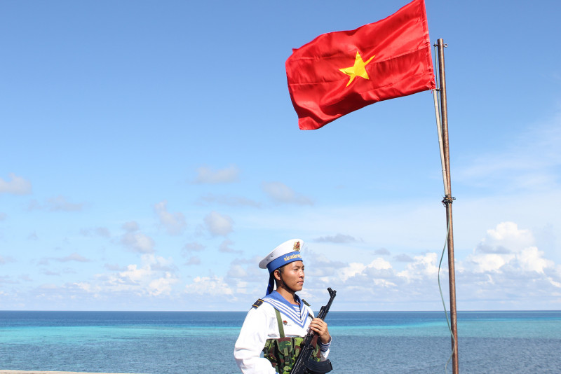 Chiến sĩ hải quân canh gác tại đảo Đá Đông B.